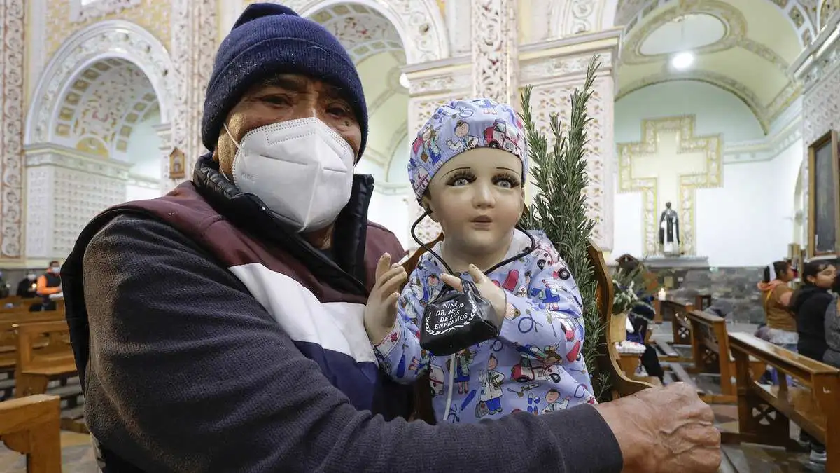 Acuden poblanos con figuras de Niño Dios a las iglesias por el Día de la Candelaria