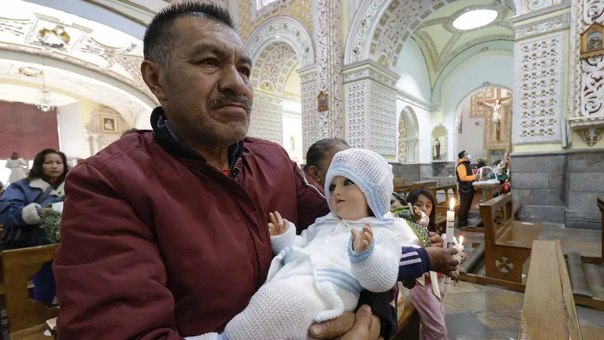 Acuden poblanos con figuras de Niño Dios a las iglesias por el Día de la Candelaria