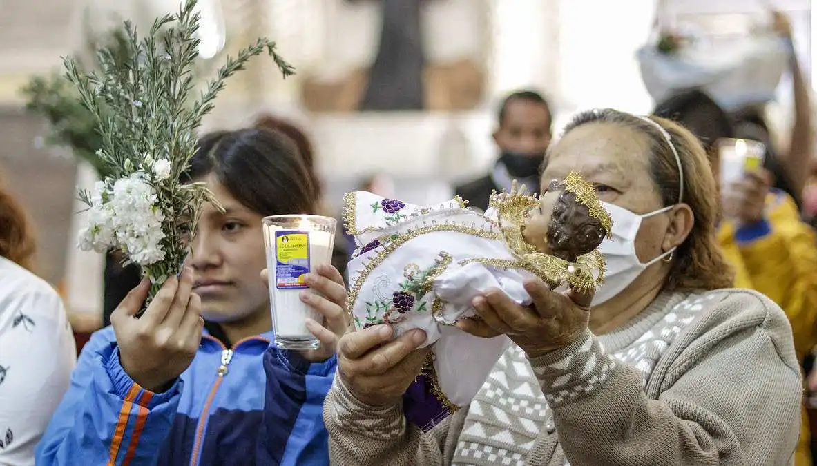 Acuden poblanos con figuras de Niño Dios a las iglesias por el Día de la Candelaria