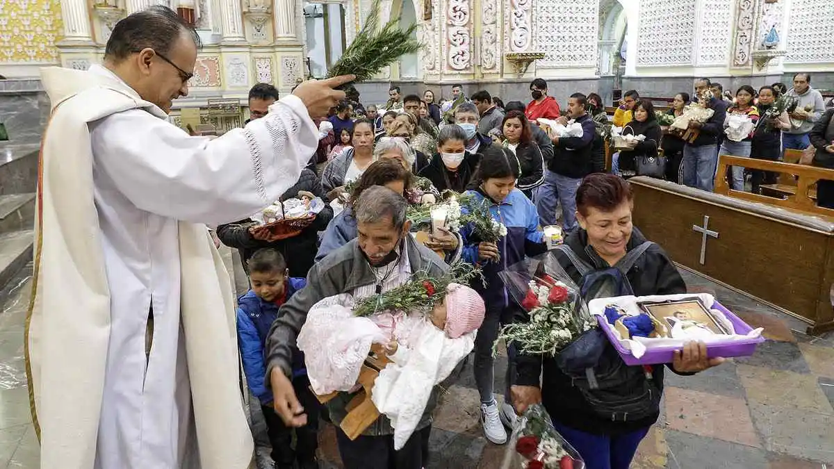 Acuden poblanos con figuras de Niño Dios a las iglesias por el Día de la Candelaria