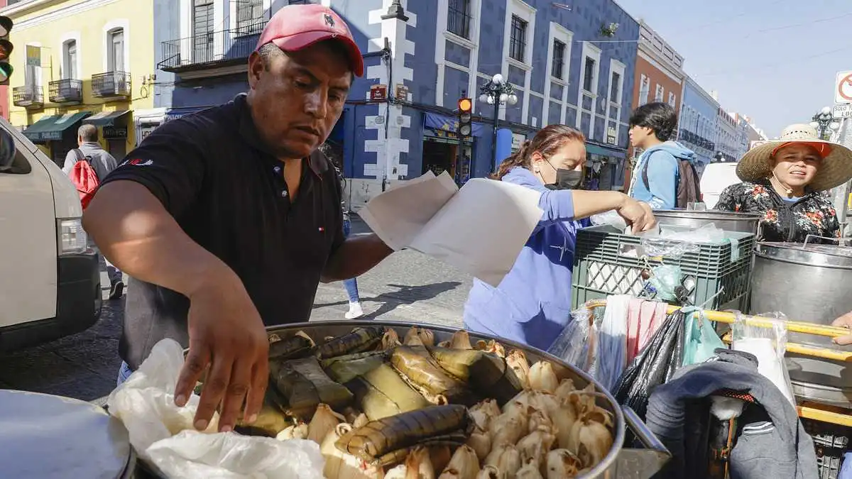 Acuden poblanos con figuras de Niño Dios a las iglesias por el Día de la Candelaria