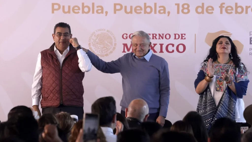 AMLO entrega obras del patrimonio cultural en el barrio de San Antonio de Puebla