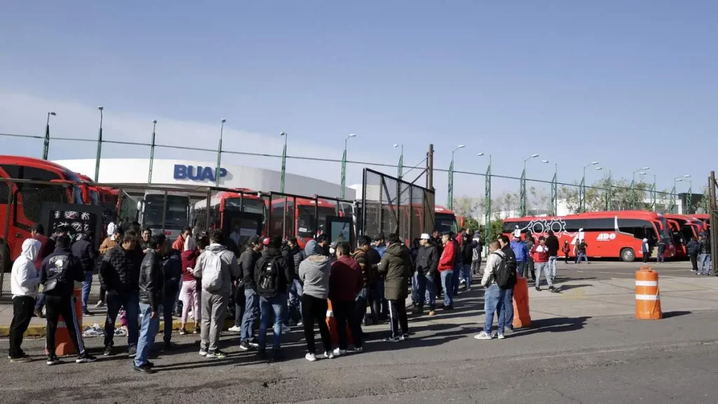 Trabajadores de Audi acuden a consulta de última propuesta de aumento salarial en el CCU BUAP