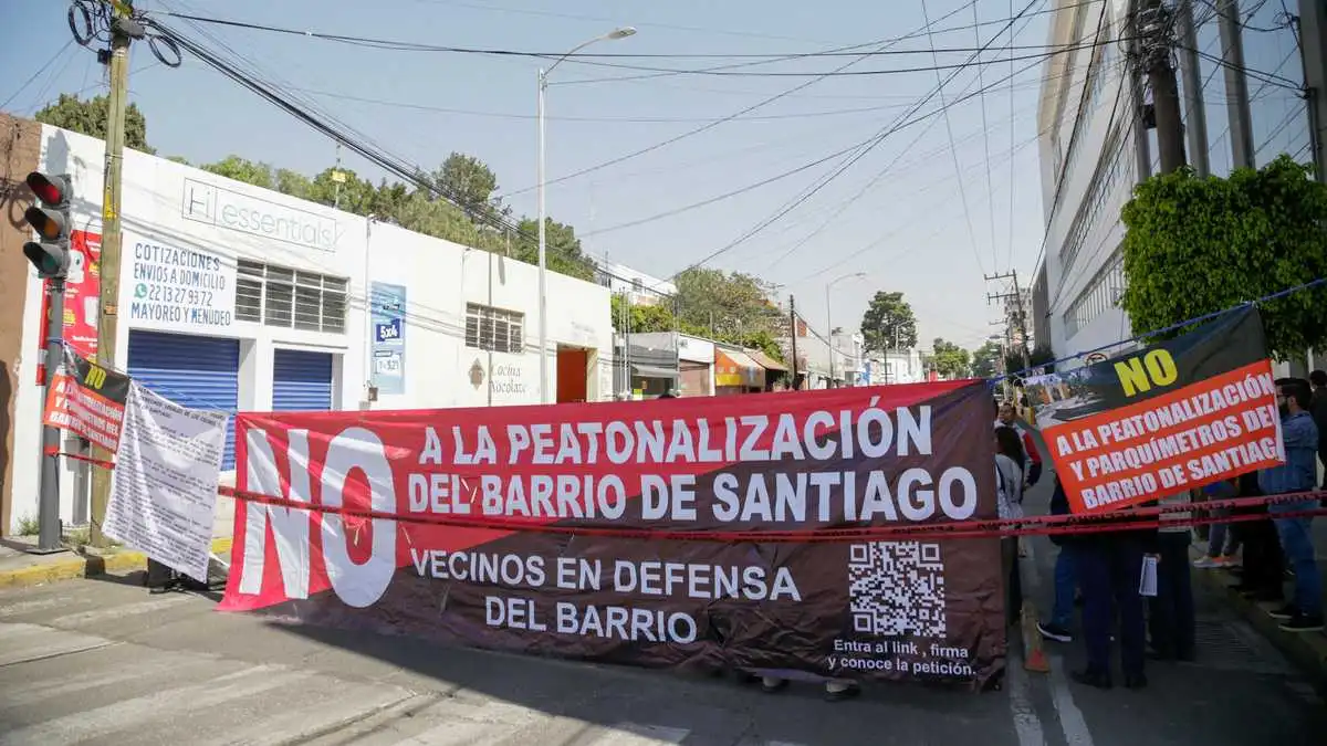 Vecinos del barrio de Santiago se manifiestan contra peatonalización