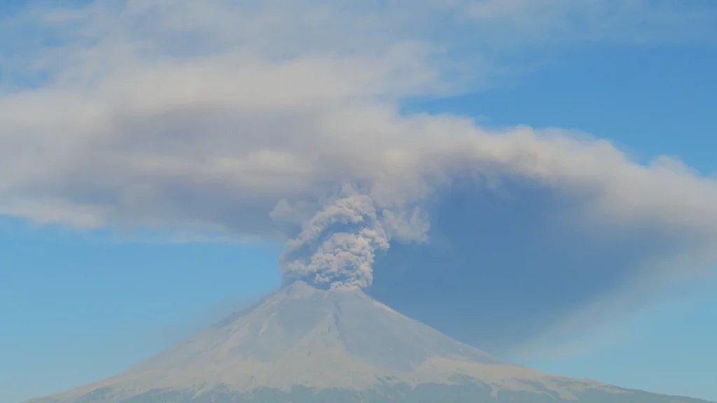 Once municipios poblanos registran caída de ceniza del Popocatépetl