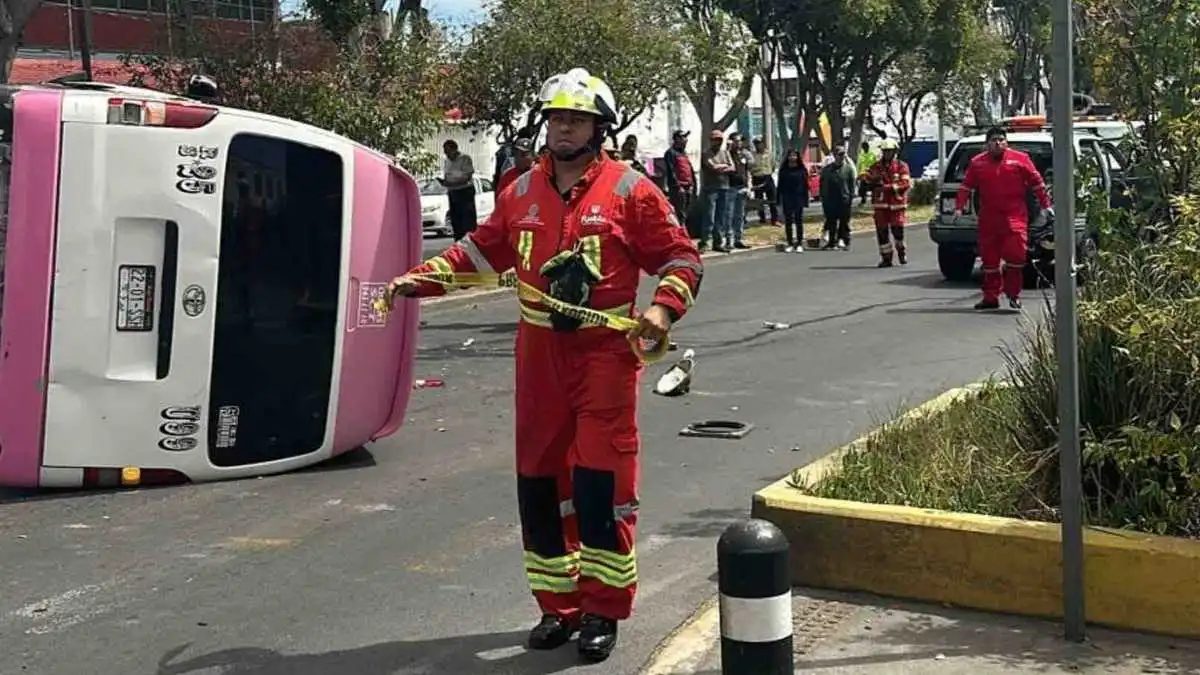 Ruta 25 chocó y quedó volcada en Puebla; hay ocho lesionados