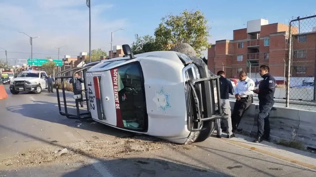 Vuelca patrulla de la policía estatal en el Periférico de Puebla