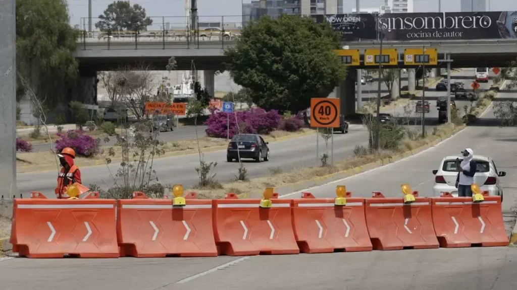 Cierres de carriles de Vía Atlixcáyotl por ingreso de maquinaria