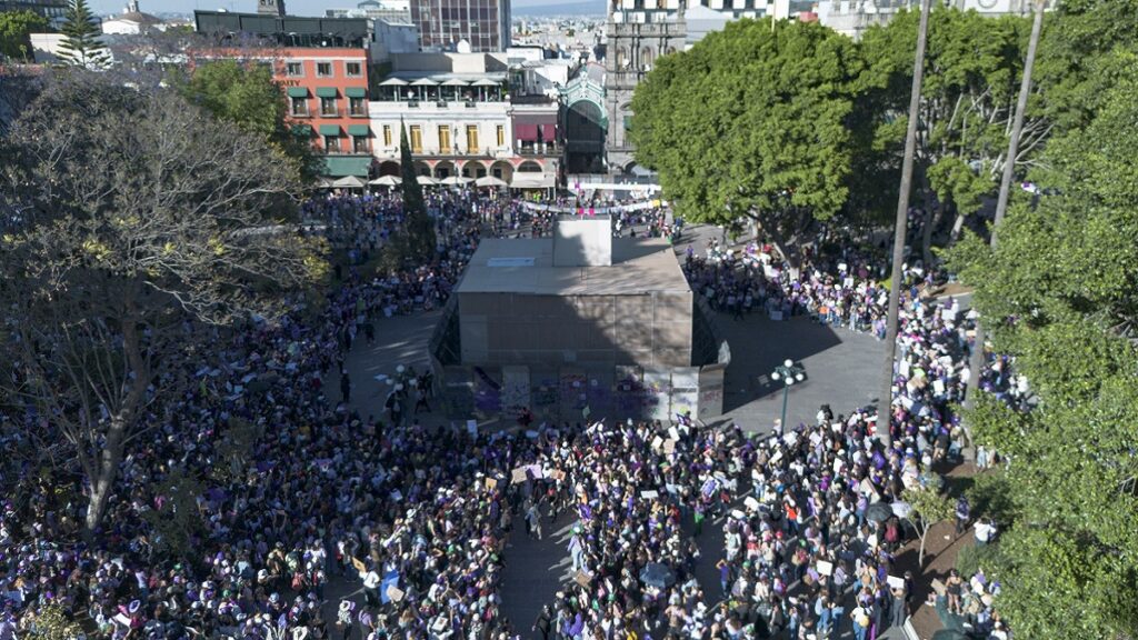Freno a feminicidios y aborto legal, las consignas en marcha #8M2024 Puebla