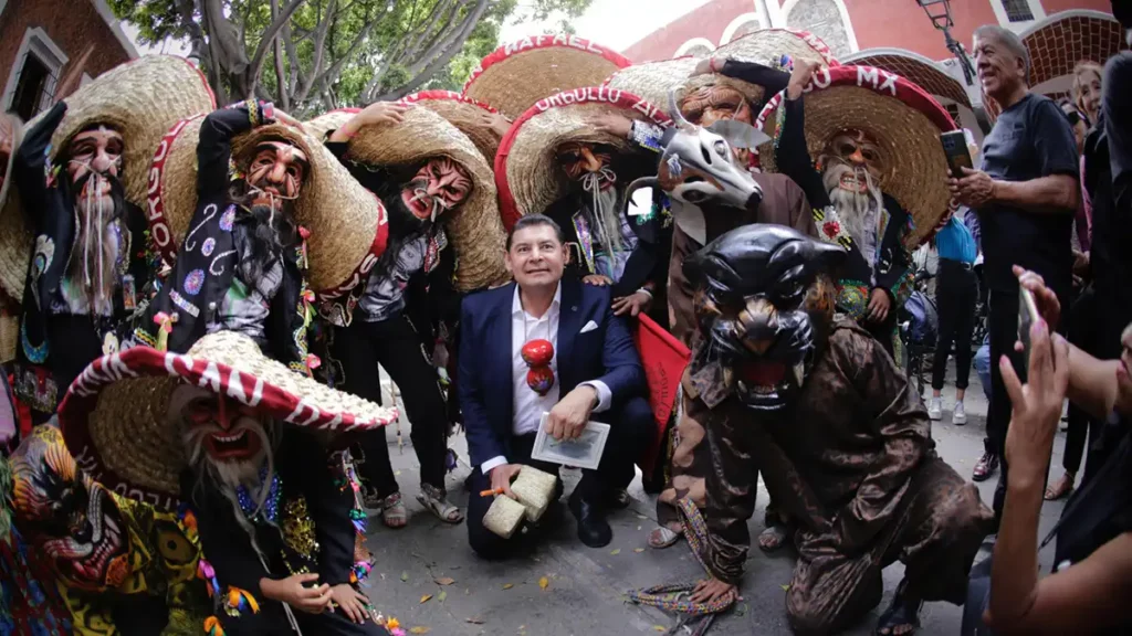 El senador con licencia acudió como invitado de honor al Festival Raíces de la Mixteca 2024, en el Barrio del Artista