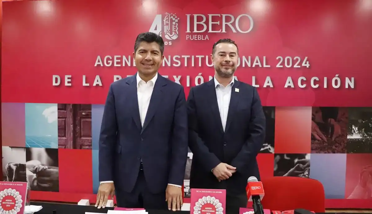 Eduardo Rivera Pérez recibe agenda institucional 2024 de la Ibero Puebla
