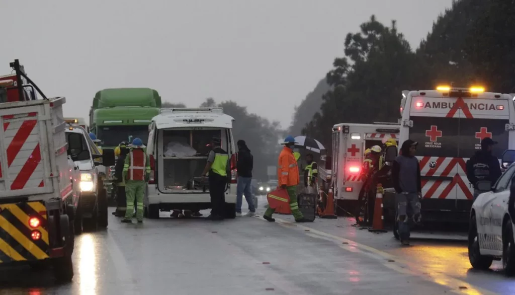 Muere trabajador de Audi tras choque de autobús contra un tráiler