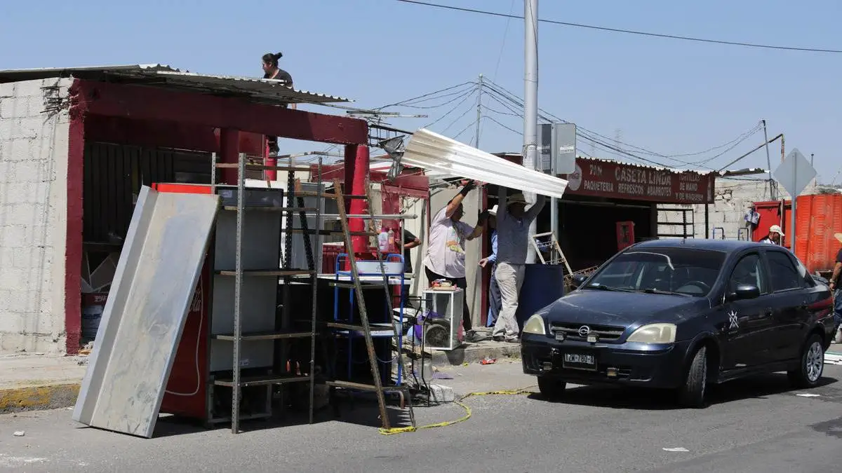 Desalojan a vendedores y desmontan locales frente al Cereso de Puebla