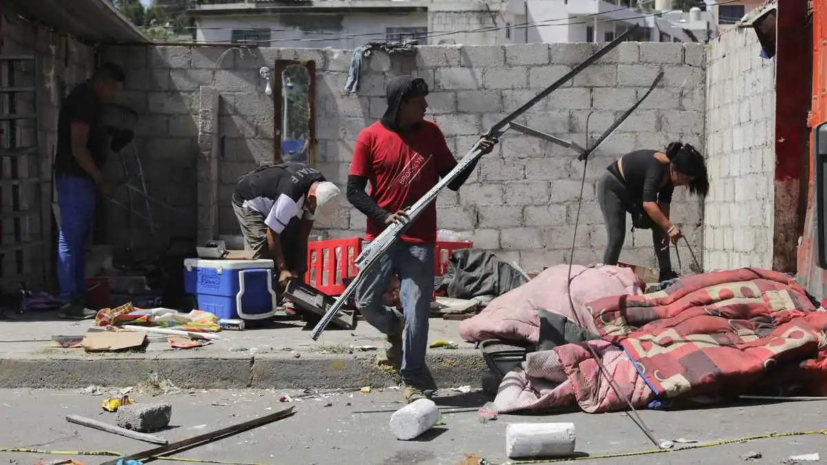 Desalojan a vendedores y desmontan locales frente al Cereso de Puebla