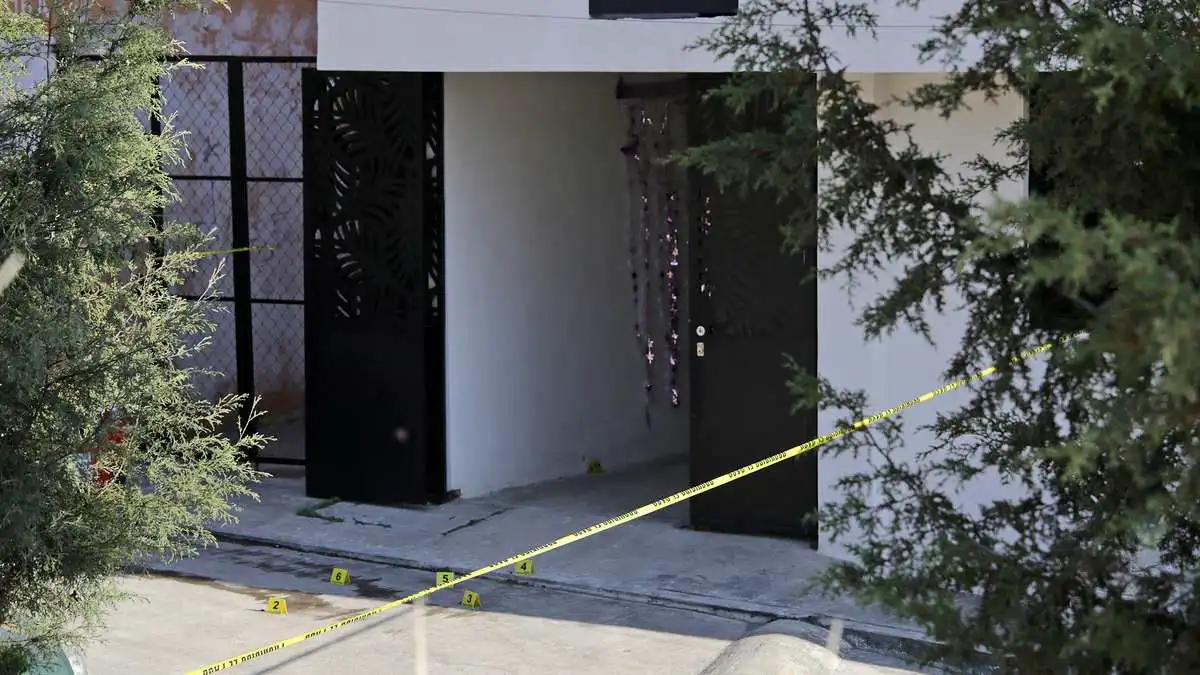 Asesinan a un hombre a balazos a la puerta de su casa en Puebla