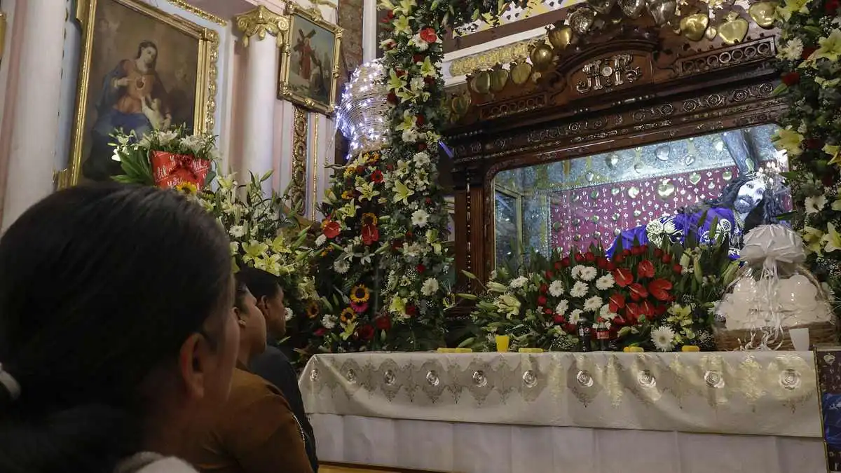 Feligreses acuden a celebrar al Señor de las Maravillas