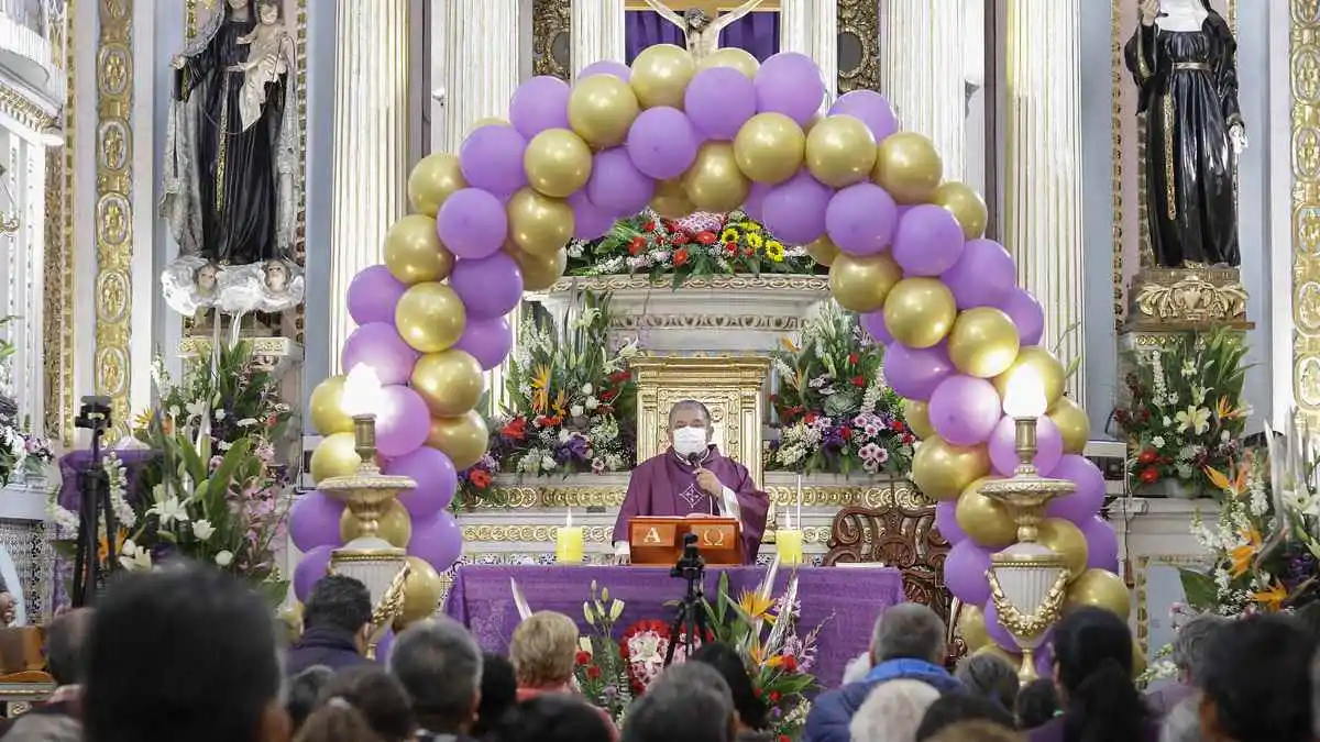 Feligreses acuden a celebrar al Señor de las Maravillas