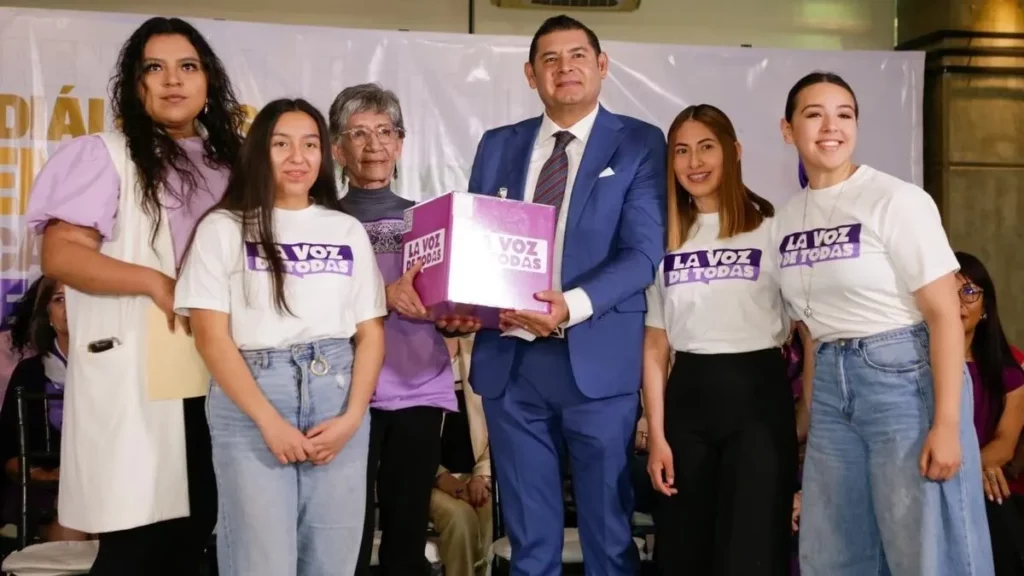 Alejandro Armenta en foro con mujeres