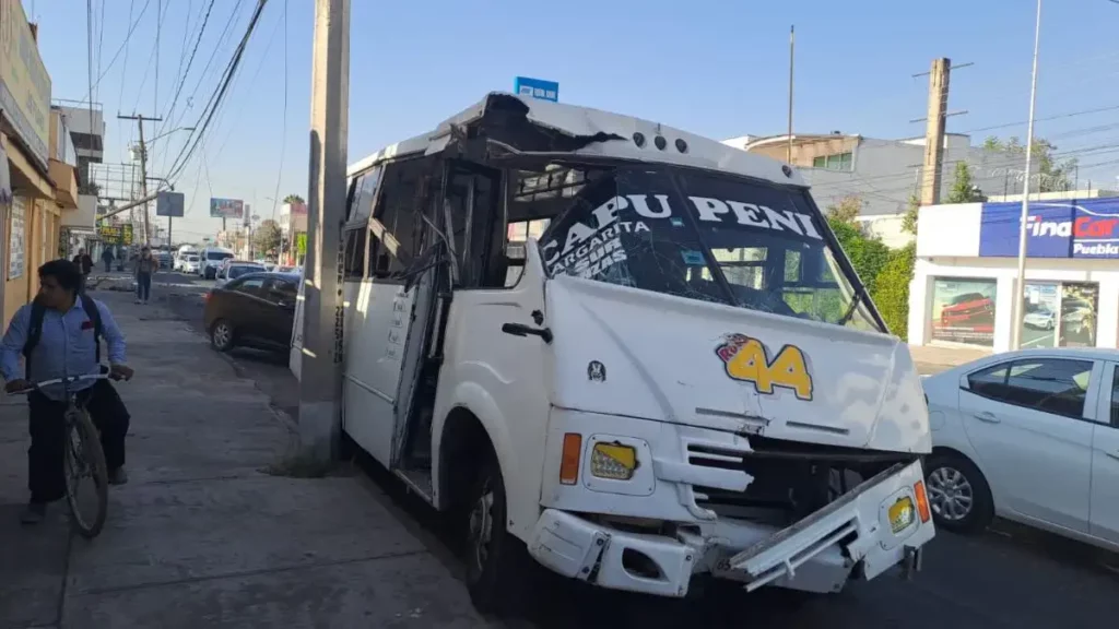 Colisiona microbús de la Ruta 44 con poste en la colonia El Mirador