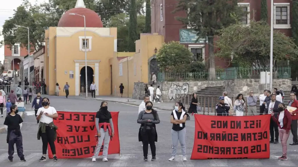 Caos vial: Normalistas de Teteles cierran el bulevar 5 de Mayo