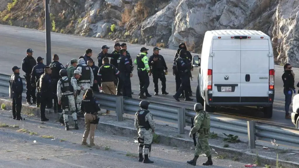 Abandonan vehículo con restos humanos en el Periférico de Puebla