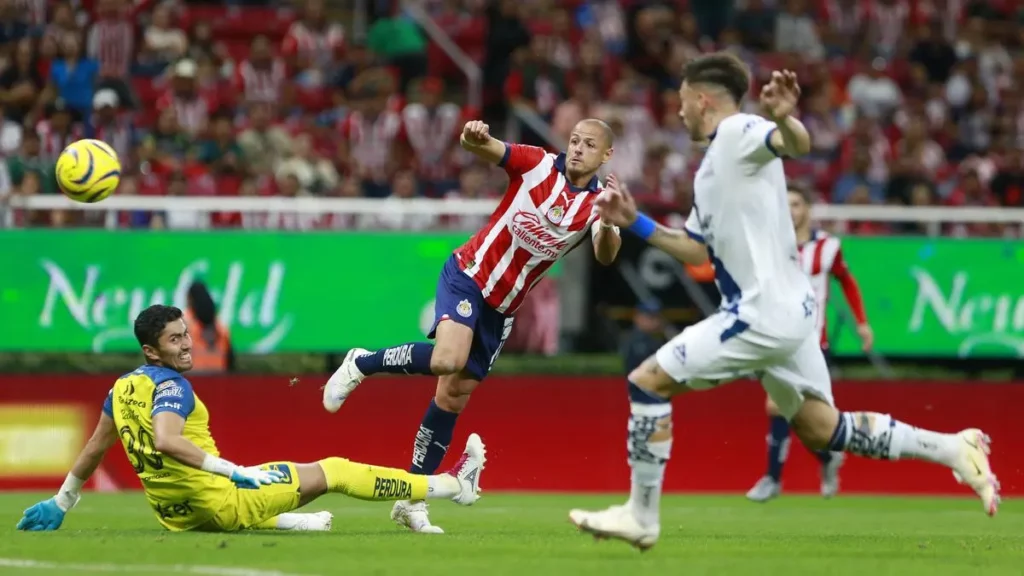 Club Puebla pierde 2-3 ante Chivas