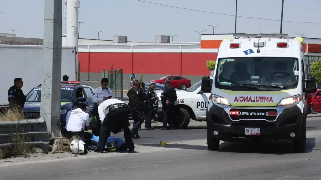 Pareja en motocicleta choca contra un poste en el Periférico; un muerto