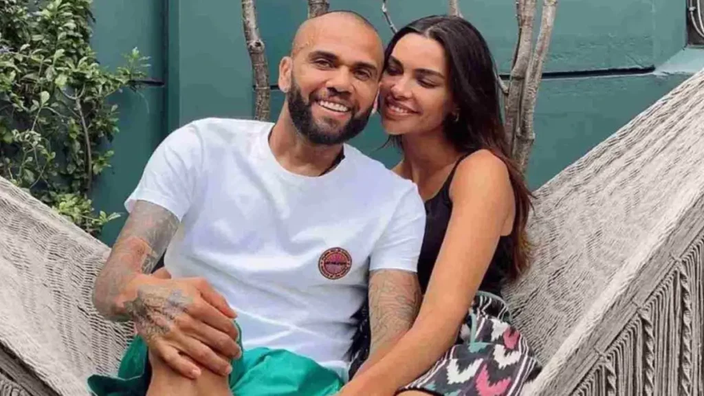 Dani Alves reaparece paseando con su esposa Joana Sanz en Barcelona