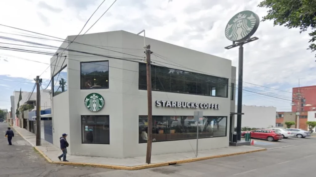 Joven alerta a clientes de Starbucks al explotarle un audífono en la oreja