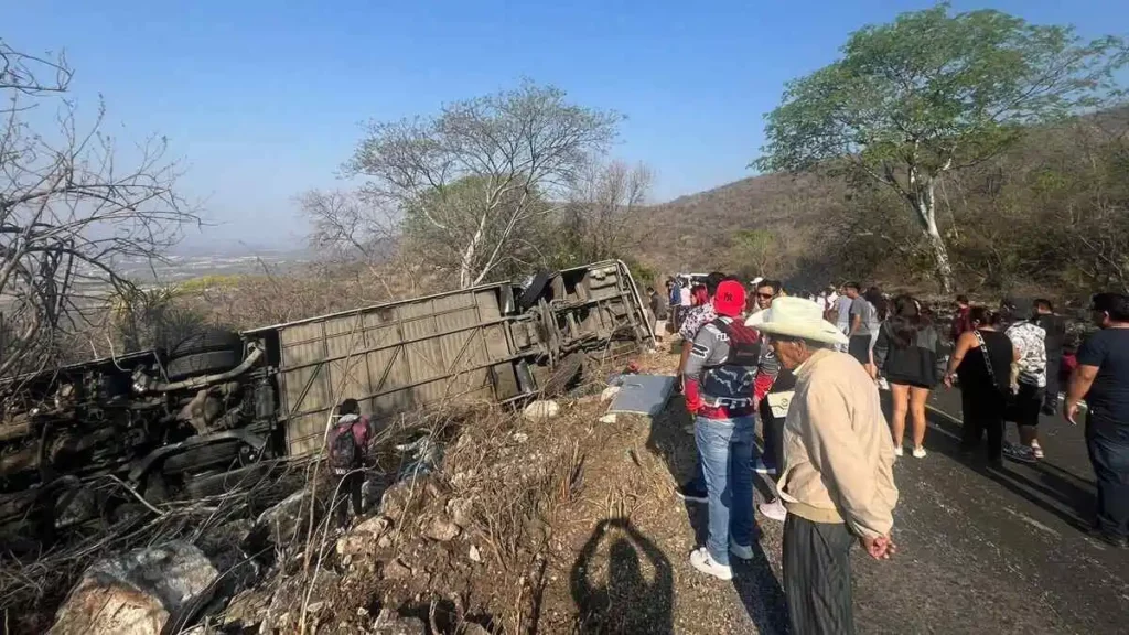 Vuelca camión en Huehuetlán El Grande; tres muertos y más de 10 lesionados