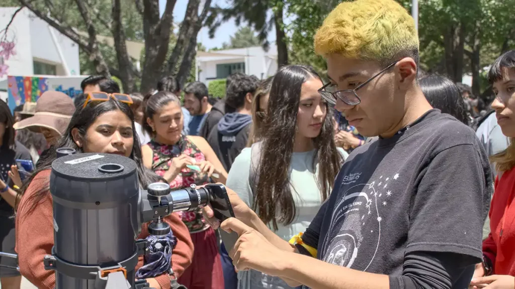 La BUAP instaló telescopios para que los estudiantes observaran el eclipse solar