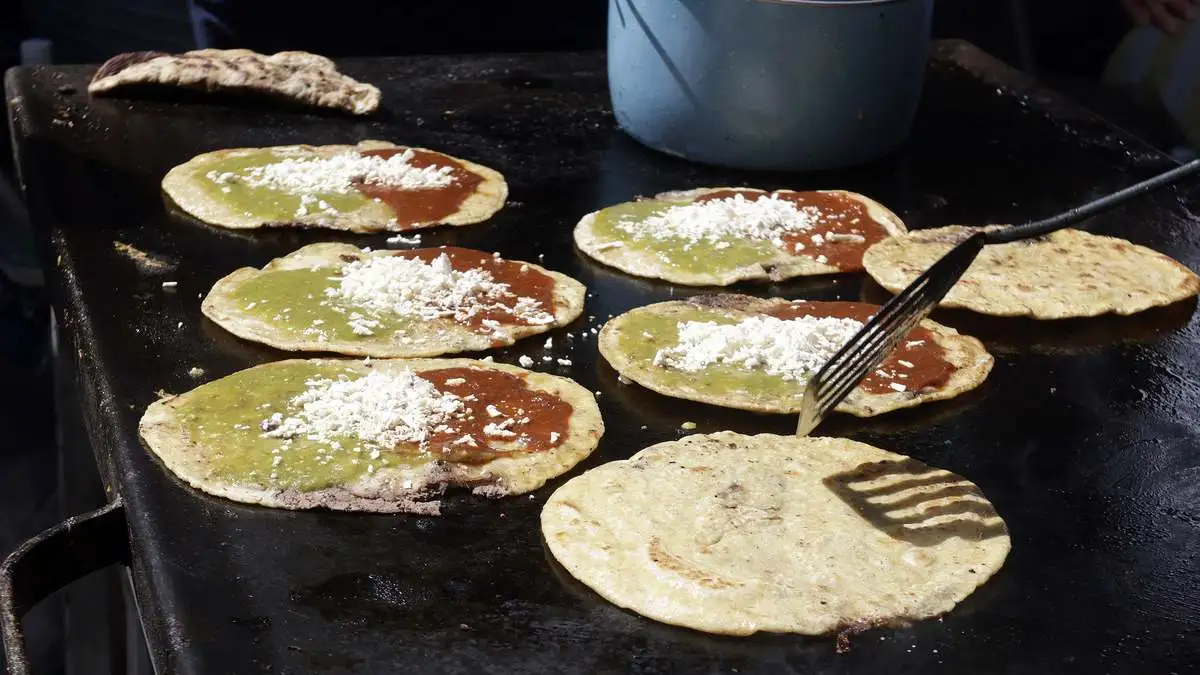 Feria de la Gordita reúne a decenas de poblanos en La Resurrección