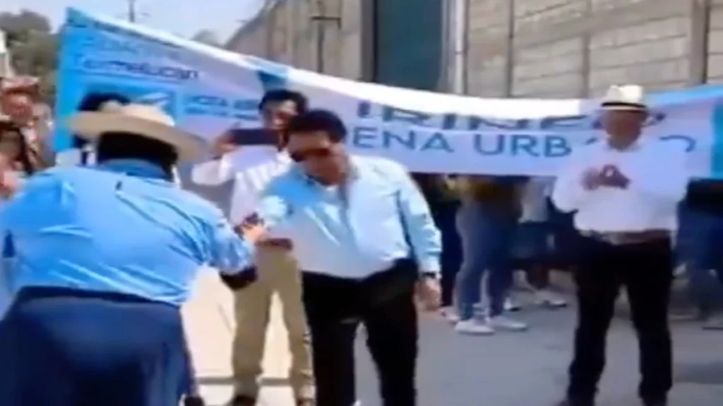 Captan a Noé Peñaloza entregando dinero "para los refrescos" a candidato de Nueva Alianza en Texmelucan