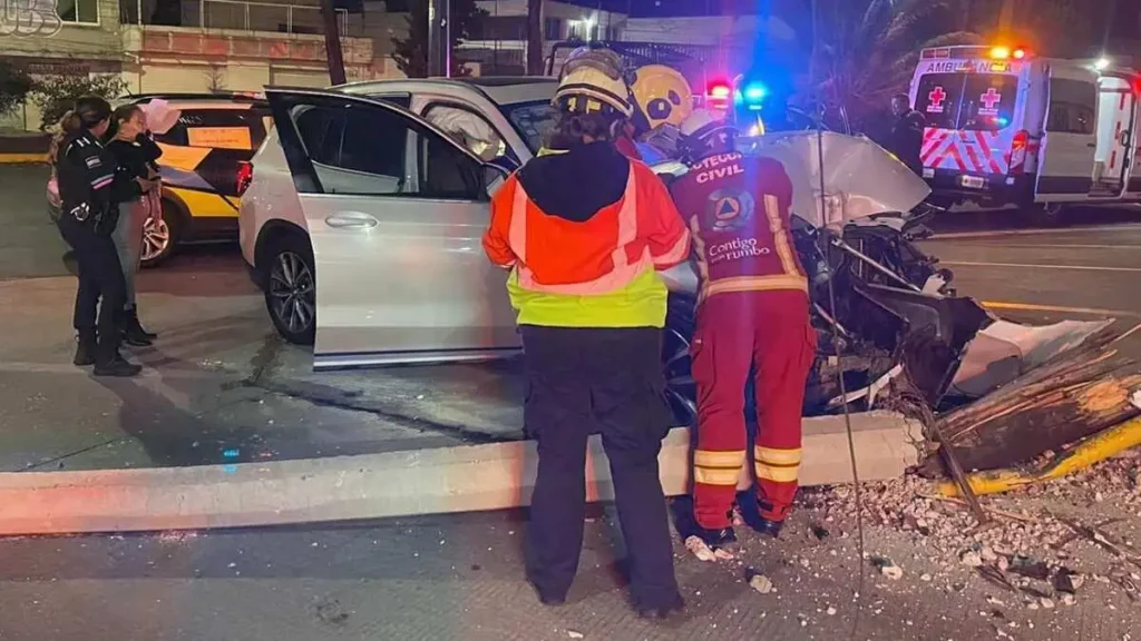 Sujeto abandona a una mujer y su vehículo tras chocar en Puebla