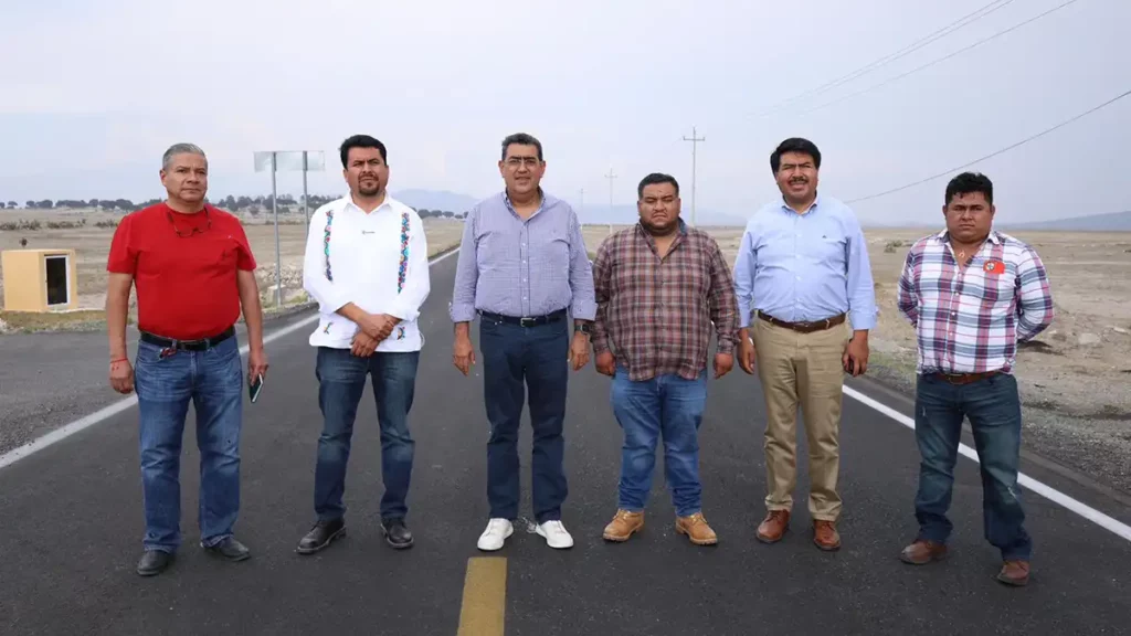 Sergio Salomón supervisa obras carreteras en Oriental y Acatzingo