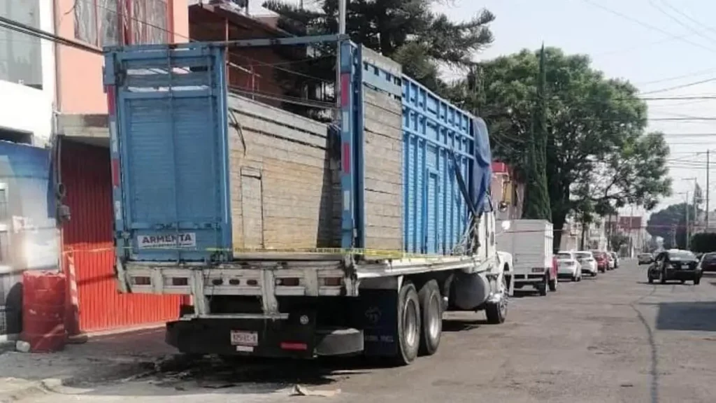 Fallece un hombre al interior de un tractocamión en la colonia El Ángel