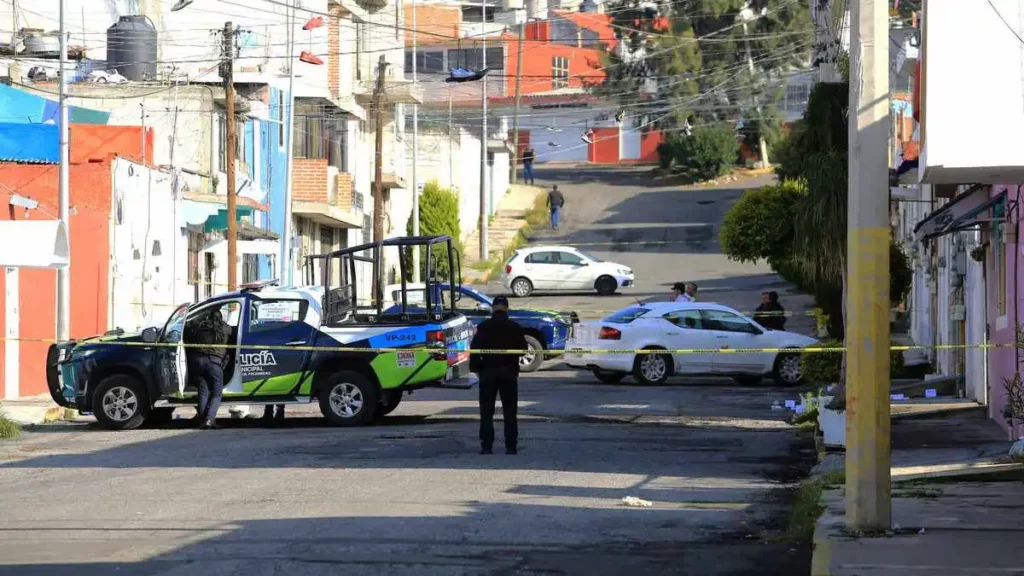 Balean casa de "El Grillo" y dejan hieleras con restos humanos en Puebla