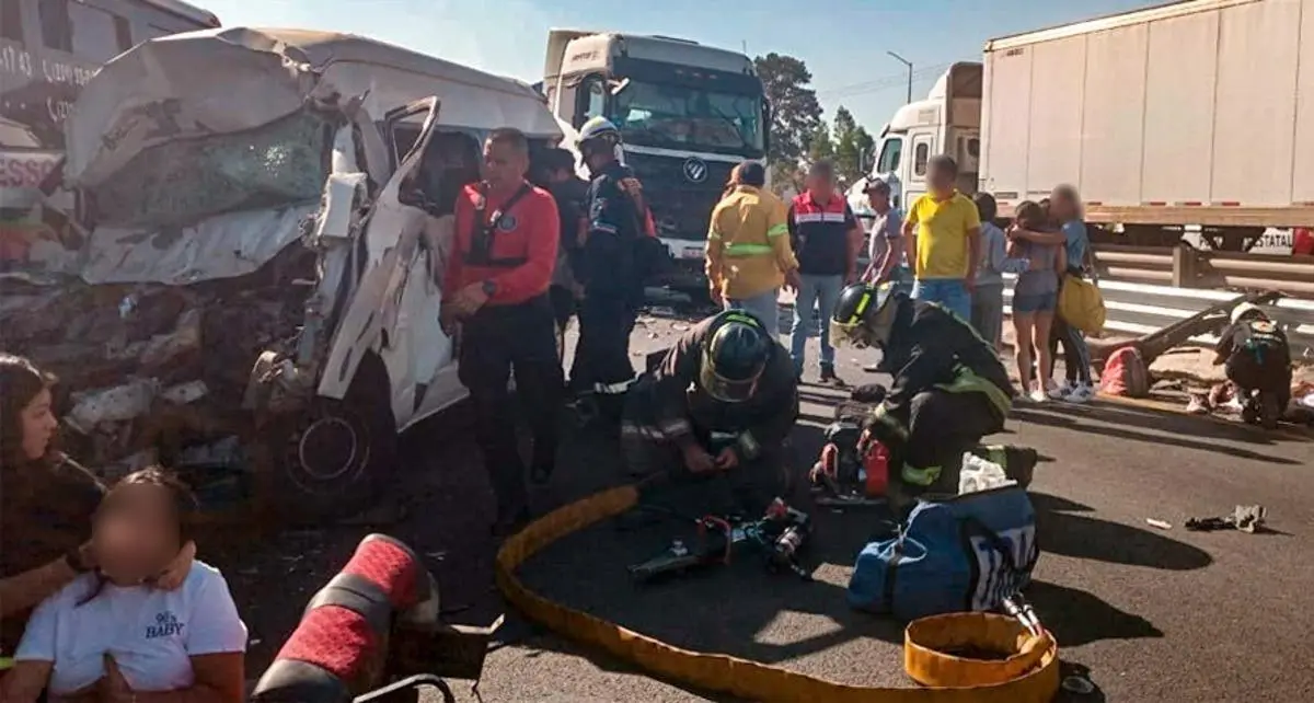 Choque de camión con alumnos del Centro Escolar de Teziutlán deja al menos 10 lesionados