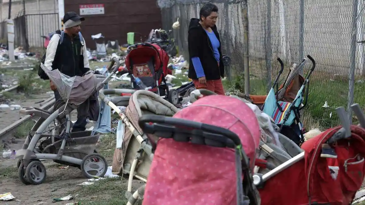 Migrantes abandonan pertenencias en Puebla