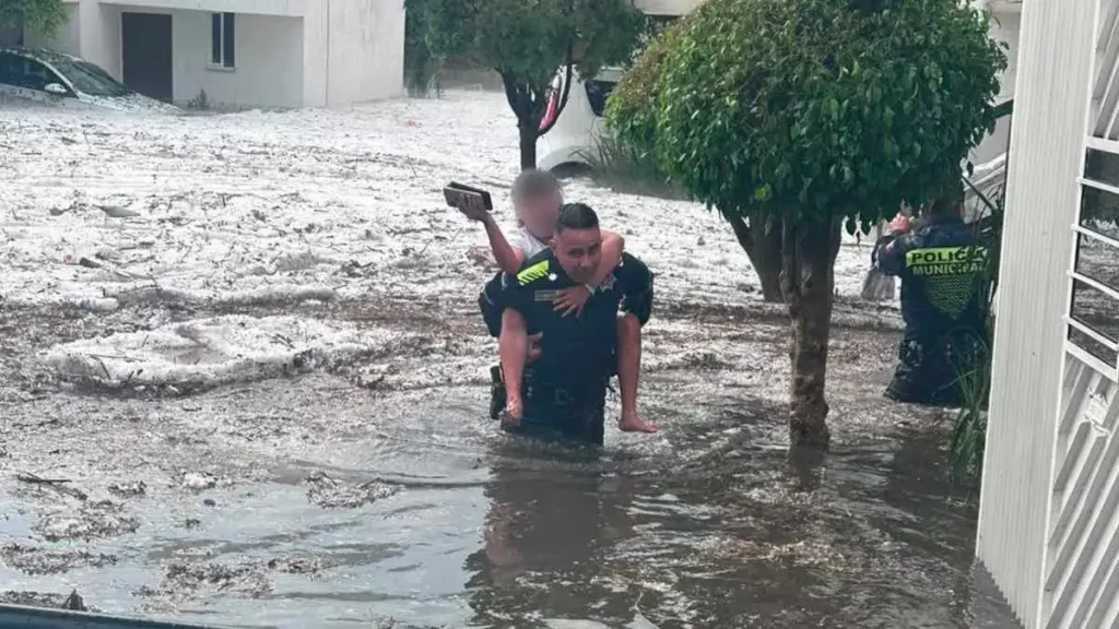 Salvan a niña atrapada por inundación por granizada en la capital poblana