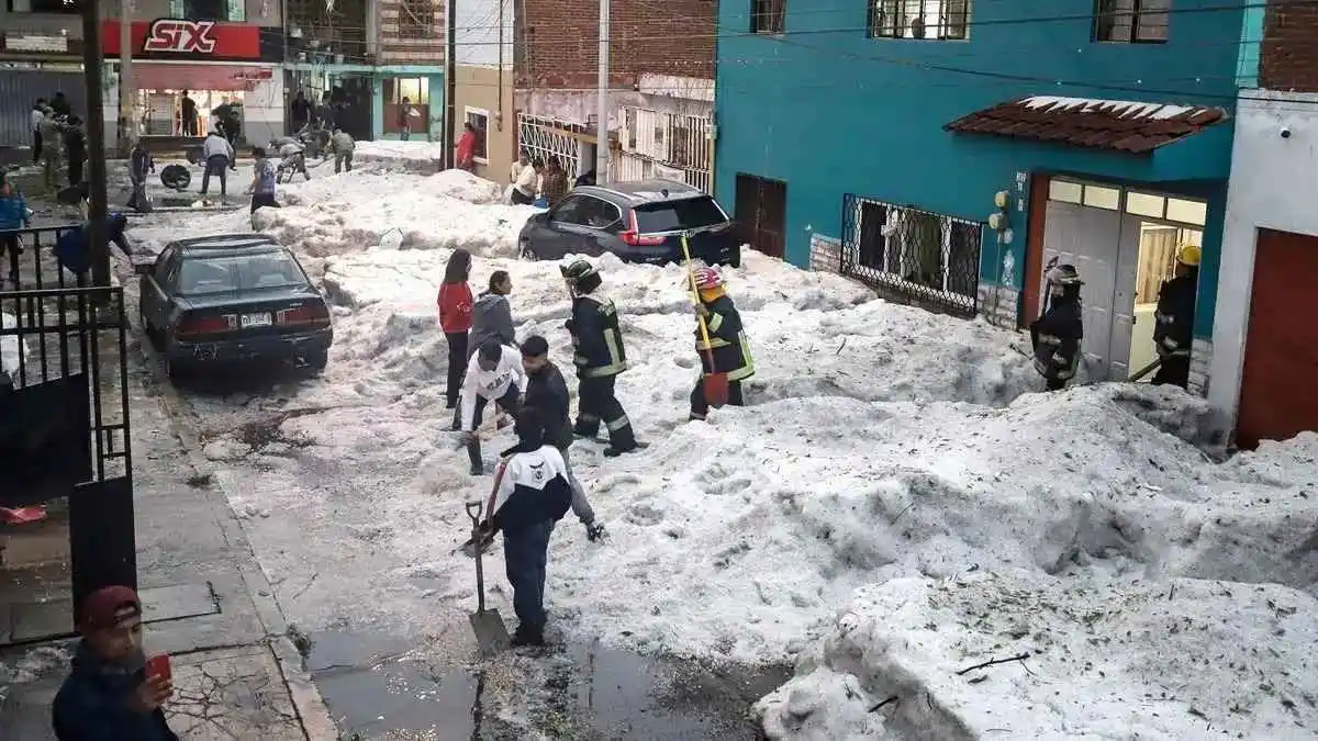 Intensa granizada en Puebla deja bloques de hielo en las calles