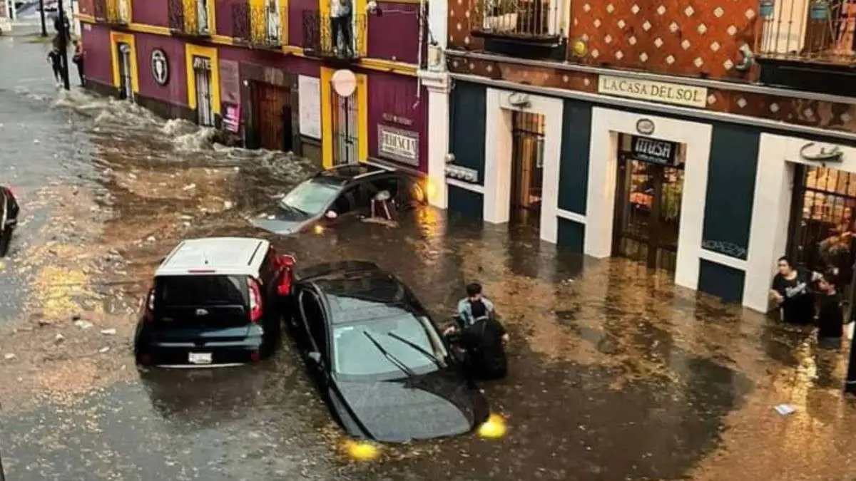 Lluvia y granizada en Puebla provoca inundaciones y apagón en la Juárez
