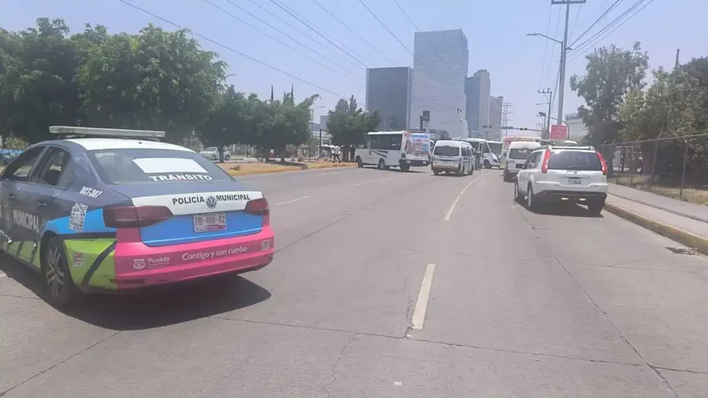 Ruta 77A y Angelópolis bloquean Avenida de Las Torres por invasión de rutas