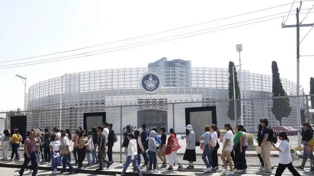 Acuden aspirantes a presentar examen de admisión a la BUAP