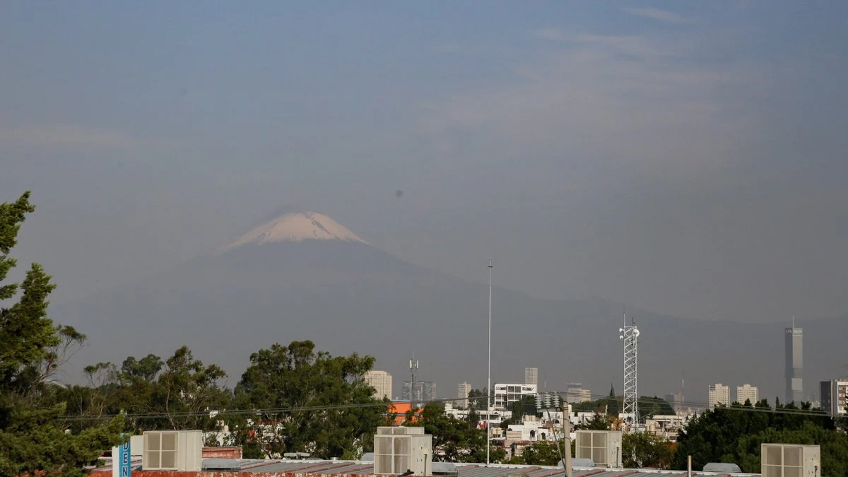 Puebla mantiene calidad del aire regular por movilidad y emisiones volcánicas