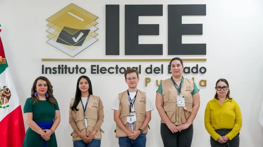 IEE se reúne con observadores internacionales