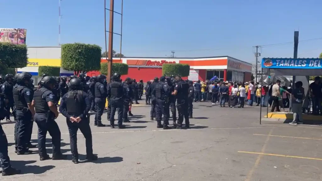 Policías y comerciantes de la 28 de octubre durante enfrentamiento en el 2022.