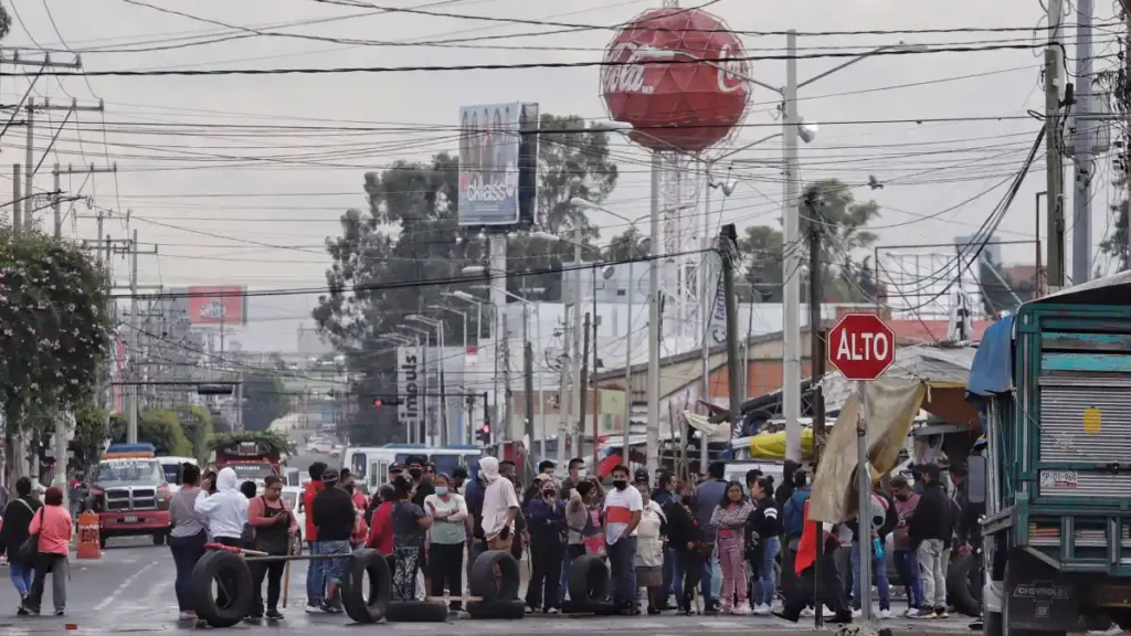 Comerciantes de la 28 de octubre agreden a policías e impiden operativo en el Mercado Hidalgo de Puebla.