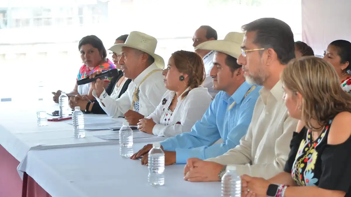 Indígenas exigen respeto a Eduardo Rivera; "un ´morenaco´ es gente del pueblo", dicen