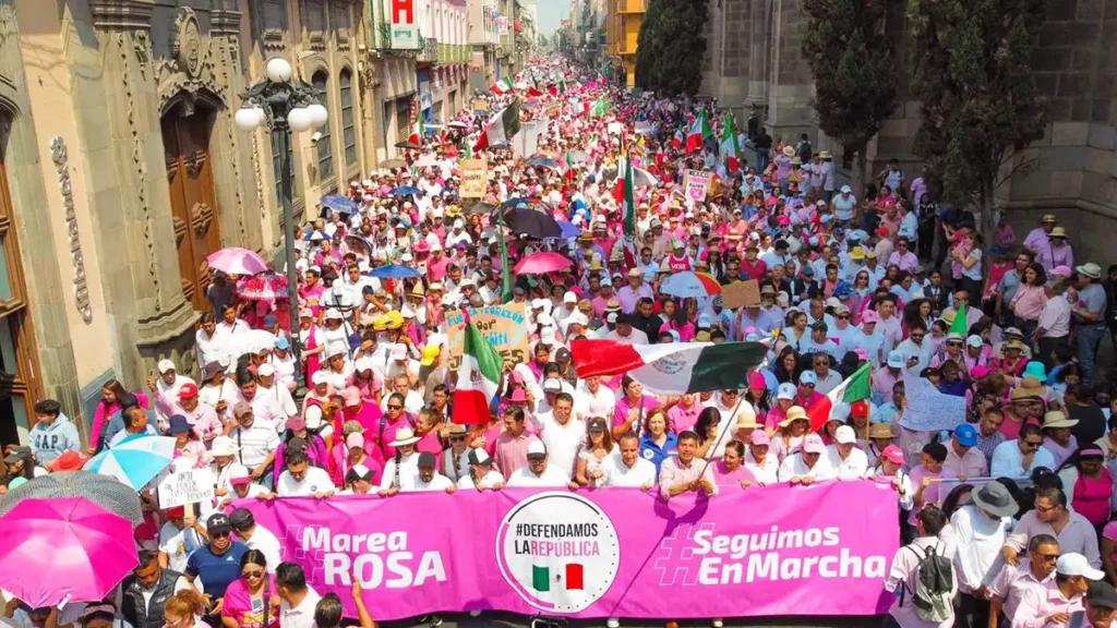 Eduardo Rivera y Mario Riestra encabezaron marcha de la "Marea Rosa" en Puebla